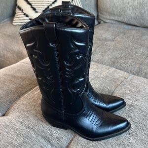 Black soda cowgirl boots size 6.5